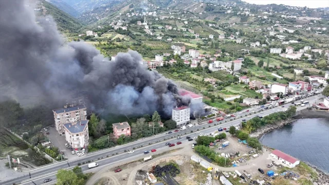 Trabzon'da Alışveriş Merkezindeki Yangın Tüm Bölgeyi Alarm Durumuna Geçirdi