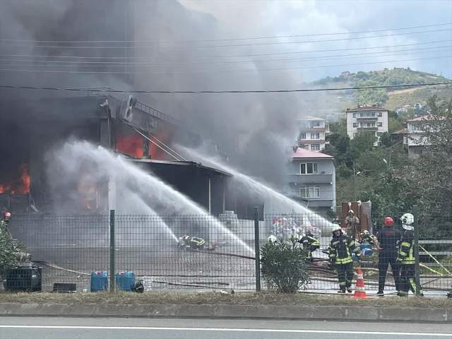 Trabzon'da AVM'de Alevler Paniğe Sebep Oldu: Kontrol Altına Alma Çalışmaları Sürüyor