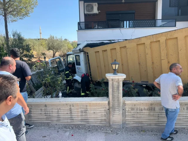 Mersin'in Kalbinde Kazanın Perde Arkası: Hafriyat Kamyonu Balkona Çarptı