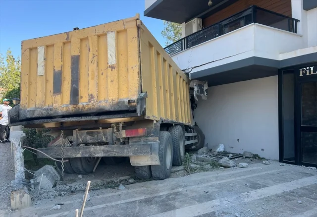 Mersin'in Kalbinde Kazanın Perde Arkası: Hafriyat Kamyonu Balkona Çarptı