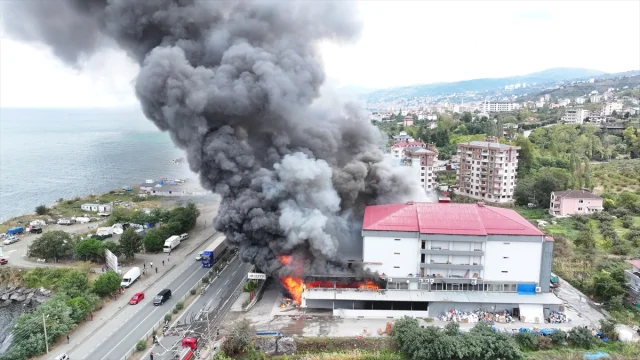 Trabzon'da AVM'de Alevler Paniğe Sebep Oldu: Kontrol Altına Alma Çalışmaları Sürüyor