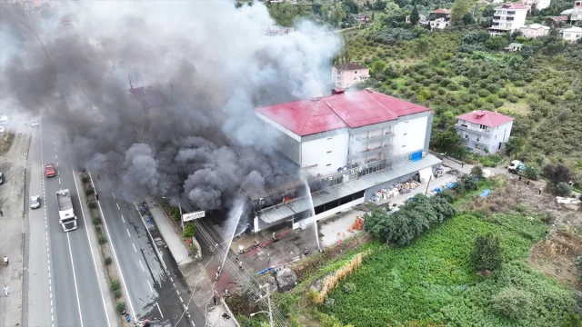 Trabzon'da AVM'de Alevler Paniğe Sebep Oldu: Kontrol Altına Alma Çalışmaları Sürüyor