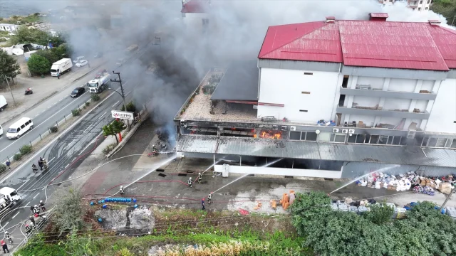 Trabzon'da AVM'de Alevler Paniğe Sebep Oldu: Kontrol Altına Alma Çalışmaları Sürüyor