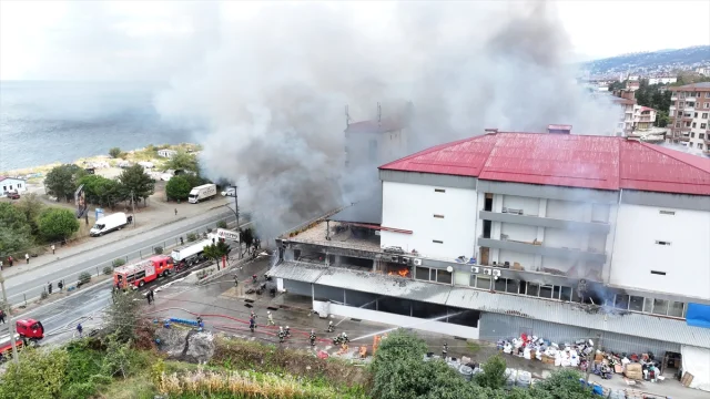 Trabzon'da AVM'de Alevler Paniğe Sebep Oldu: Kontrol Altına Alma Çalışmaları Sürüyor