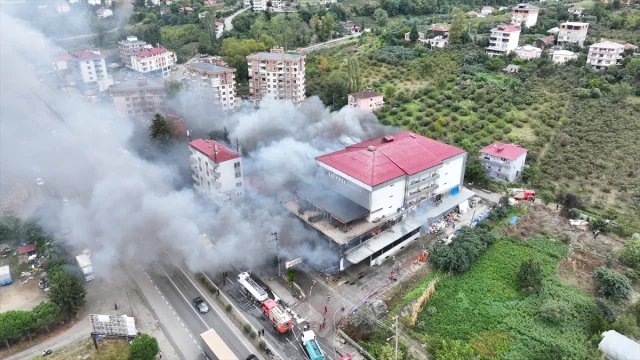 Trabzon'da AVM'de Alevler Paniğe Sebep Oldu: Kontrol Altına Alma Çalışmaları Sürüyor