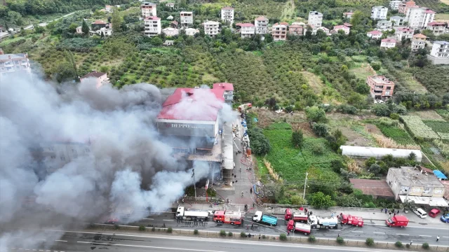 Trabzon'da AVM'de Alevler Paniğe Sebep Oldu: Kontrol Altına Alma Çalışmaları Sürüyor