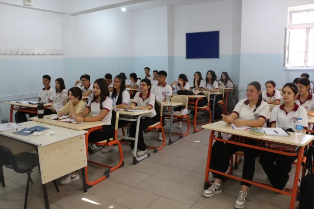 Şırnak'ta 16 Yaşındaki Gülnaz'ın Kanseri Yenip Okula Dönüşü İlham Kaynağı Oluyor