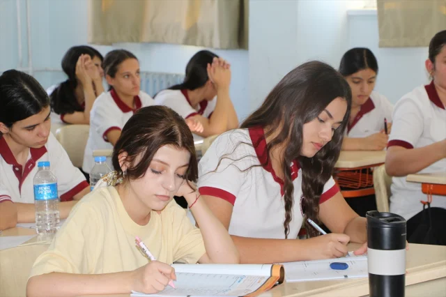 Şırnak'ta 16 Yaşındaki Gülnaz'ın Kanseri Yenip Okula Dönüşü İlham Kaynağı Oluyor