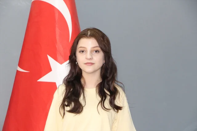 Şırnak'ta 16 Yaşındaki Gülnaz'ın Kanseri Yenip Okula Dönüşü İlham Kaynağı Oluyor