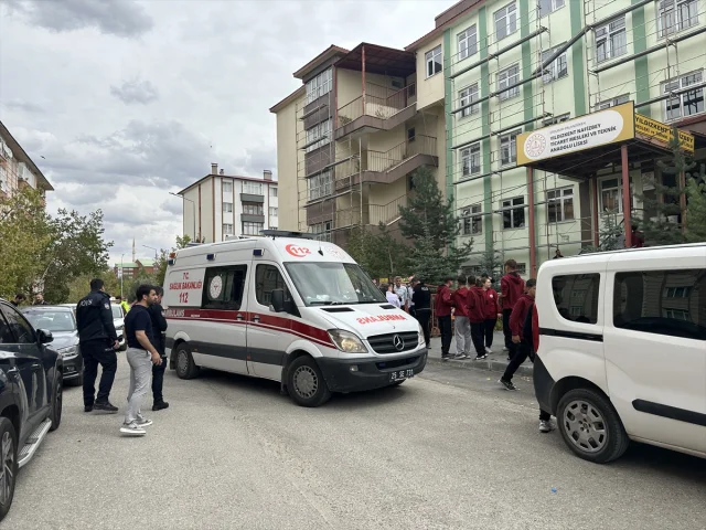 Erzurum'da Ehliyetsiz Genç Sürücü Trafiği Altüst Etti