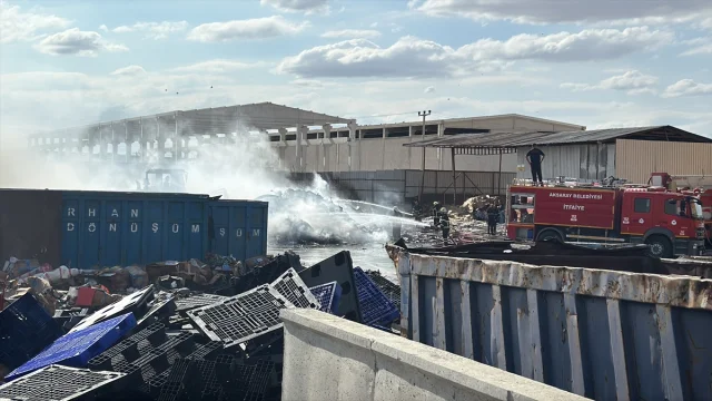 Aksaray'da Geri Dönüşüm Fabrikasındaki Yangın Panik Yarattı