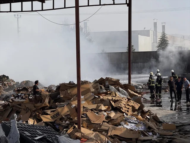 Aksaray'da Geri Dönüşüm Fabrikasındaki Yangın Panik Yarattı