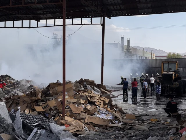 Aksaray'da Geri Dönüşüm Fabrikasındaki Yangın Panik Yarattı