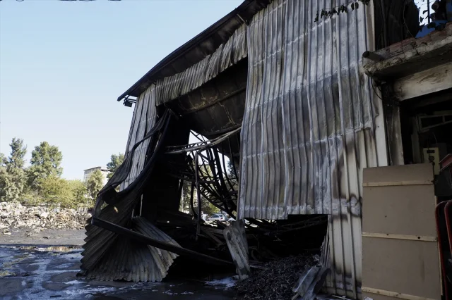 İzmir'de Çöp Yığını Yangına Sebep Oldu: Depo Kül Oldu