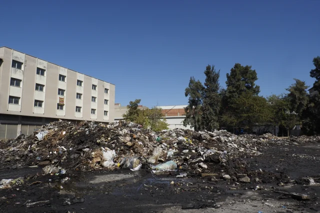 İzmir'de Çöp Yığını Yangına Sebep Oldu: Depo Kül Oldu