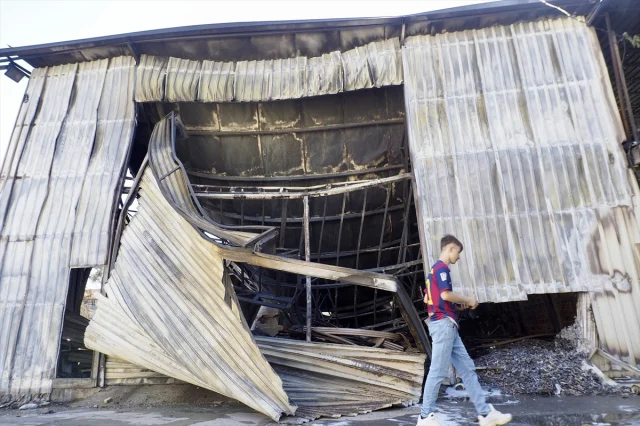 İzmir'de Çöp Yığını Yangına Sebep Oldu: Depo Kül Oldu