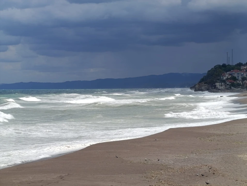 Akçakoca'da Fırtına Alarmı Sonrası Dalgalar Sahilleri Doldurdu