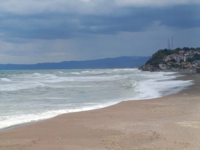 Akçakoca'da Fırtına Alarmı Sonrası Dalgalar Sahilleri Doldurdu