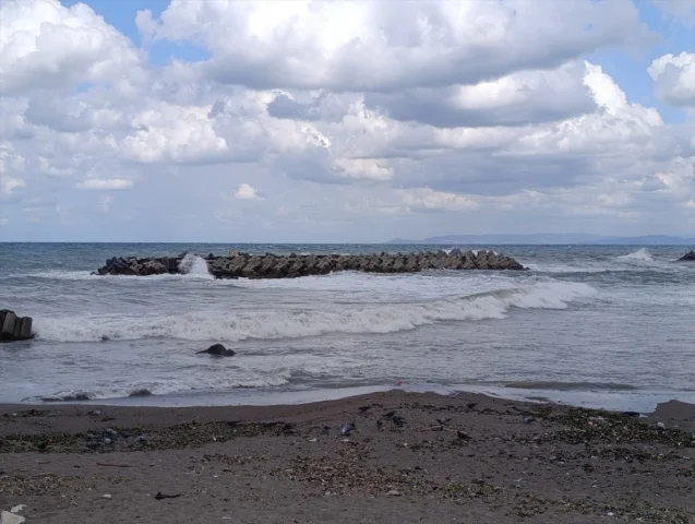 Akçakoca'da Fırtına Alarmı Sonrası Dalgalar Sahilleri Doldurdu
