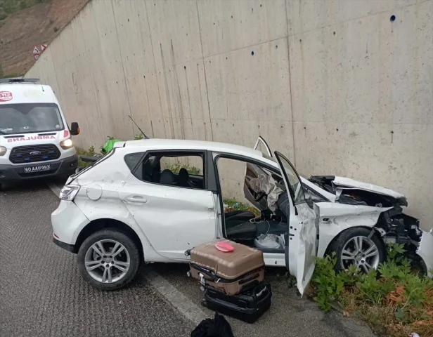 Tokat'ta İki Ayrı Trafik Kazası: Polis Aracı da Hasar Gördü