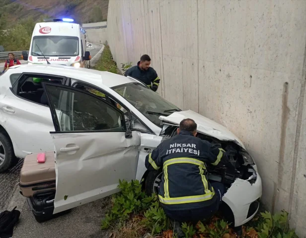 Tokat'ta İki Ayrı Trafik Kazası: Polis Aracı da Hasar Gördü
