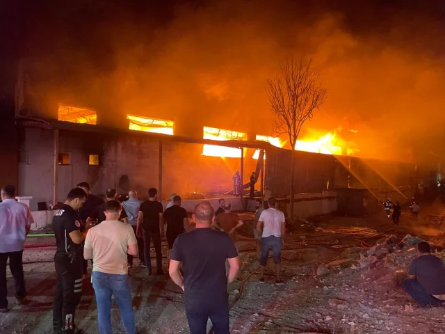 İzmir'de Alevler Geceyi Aydınlattı: Mobilya Fabrikasında Büyük Yangın