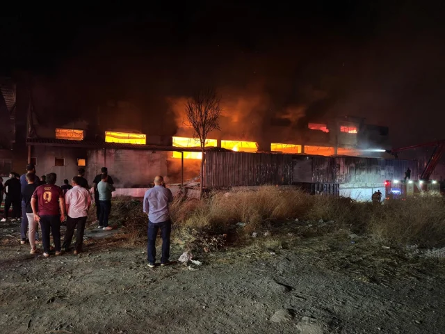İzmir'de Büyük Yangın: Mobilya Fabrikasını Kül Eden Olayın Detayları