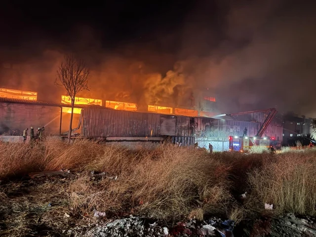 İzmir'de Büyük Yangın: Mobilya Fabrikasını Kül Eden Olayın Detayları