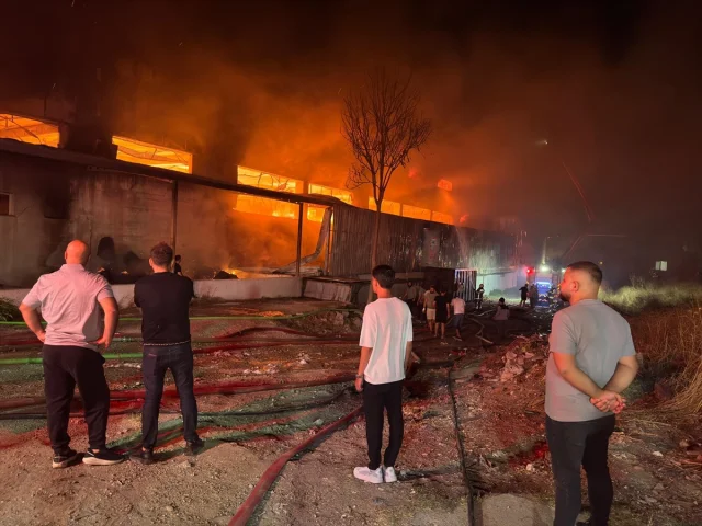 İzmir'de Büyük Yangın: Mobilya Fabrikasını Kül Eden Olayın Detayları