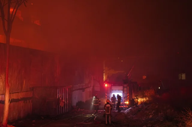 İzmir'de Büyük Yangın: Mobilya Fabrikasını Kül Eden Olayın Detayları
