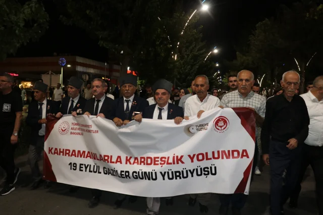 Batman'da Renkli Kortejle Festival Coşkusu Başladı