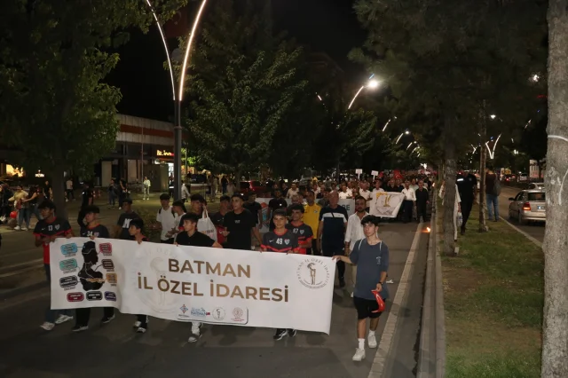 Batman'da Renkli Kortejle Festival Coşkusu Başladı
