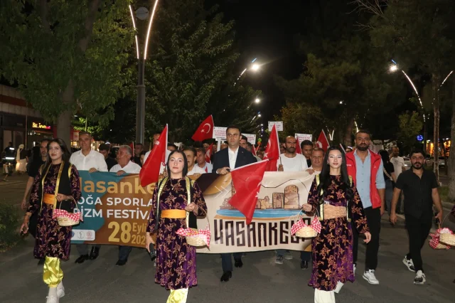 Batman'da Renkli Kortejle Festival Coşkusu Başladı
