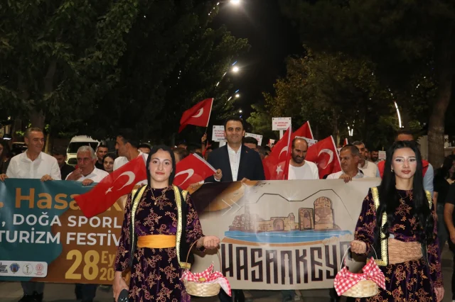 Batman'da Renkli Kortejle Festival Coşkusu Başladı