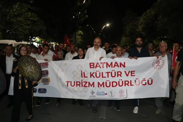 Batman'da Renkli Kortejle Festival Coşkusu Başladı