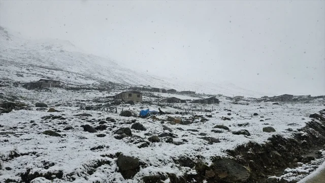Rize'nin Yaylalarına Mevsimin İlk Karı Düştü: Doğa Severler İçin Mükemmel Bir Manzara
