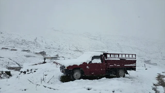 Rize'nin Yaylalarına Mevsimin İlk Karı Düştü: Doğa Severler İçin Mükemmel Bir Manzara