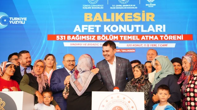 Bakan Kurum Depremzedelerle El Ele: Sındırgı'da Yeni Evlerin Temeli Atıldı