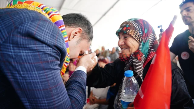 Bakan Kurum Depremzedelerle El Ele: Sındırgı'da Yeni Evlerin Temeli Atıldı