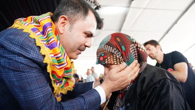 Bakan Kurum Depremzedelerle El Ele: Sındırgı'da Yeni Evlerin Temeli Atıldı