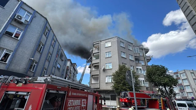 Bağcılar'daki Yangın Korkuttu: İki Binanın Çatısı Alevlere T...