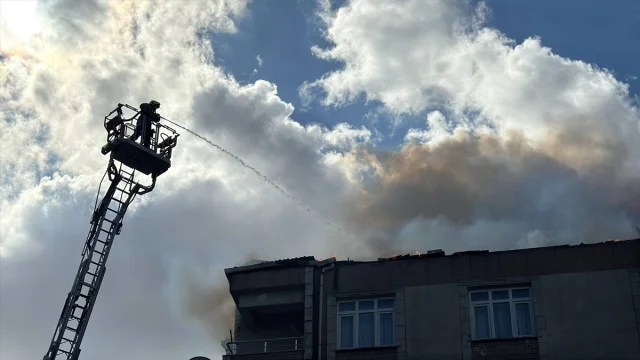 Bağcılar'daki Yangın Korkuttu: İki Binanın Çatısı Alevlere Teslim