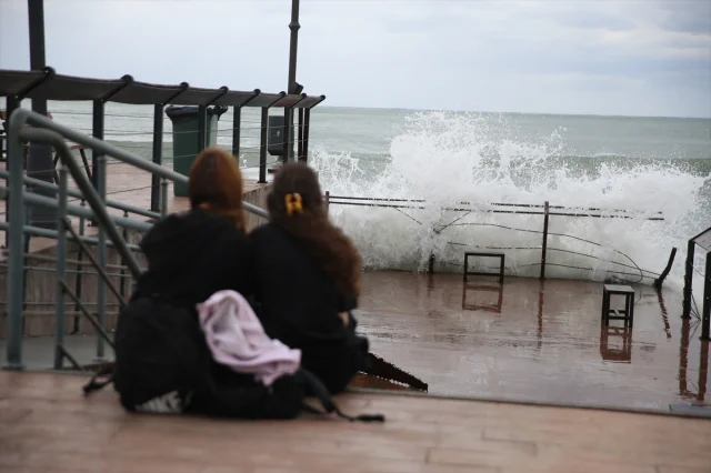 Ordu'da Fırtına Karadeniz'de Dev Dalgaları Beraberinde Getir...