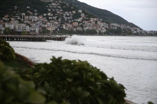 Ordu'da Fırtına Karadeniz'de Dev Dalgaları Beraberinde Getirdi