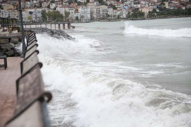 Ordu'da Fırtına Karadeniz'de Dev Dalgaları Beraberinde Getirdi