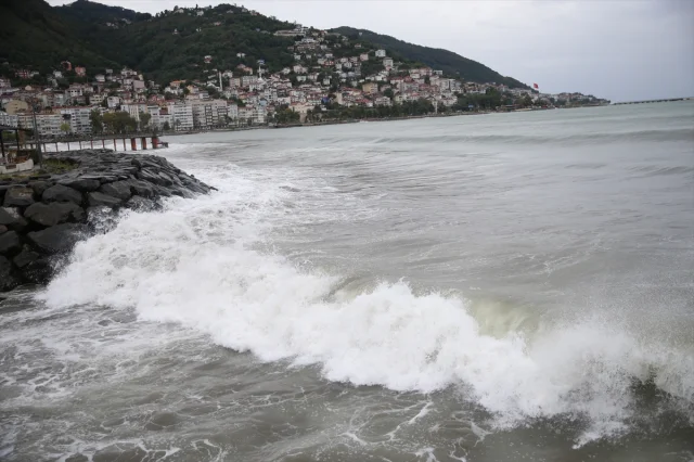 Ordu'da Fırtına Karadeniz'de Dev Dalgaları Beraberinde Getirdi