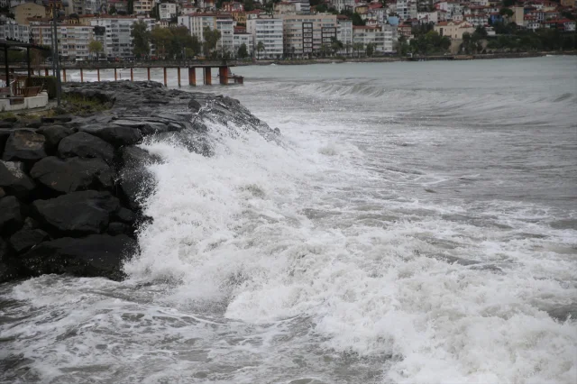 Ordu'da Fırtına Karadeniz'de Dev Dalgaları Beraberinde Getirdi