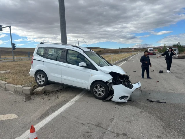 Çorum'da Trafik Kazası: Devrilen Araç ve Yaralıların Durumu...