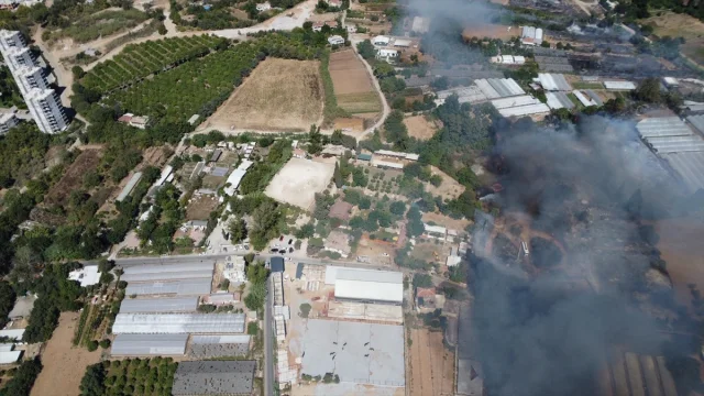Antalya'da Sazlık Yangını Tehlikeli Boyutlara Ulaştı: Yerleşim Yerleri Risk Altında