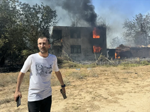 Antalya'da Sazlık Yangını Tehlikeli Boyutlara Ulaştı: Yerleşim Yerleri Risk Altında